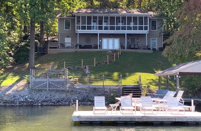 Peaceful Lakefront, Spectacular View, Spacious 2 Level, 30 Min from Auburn