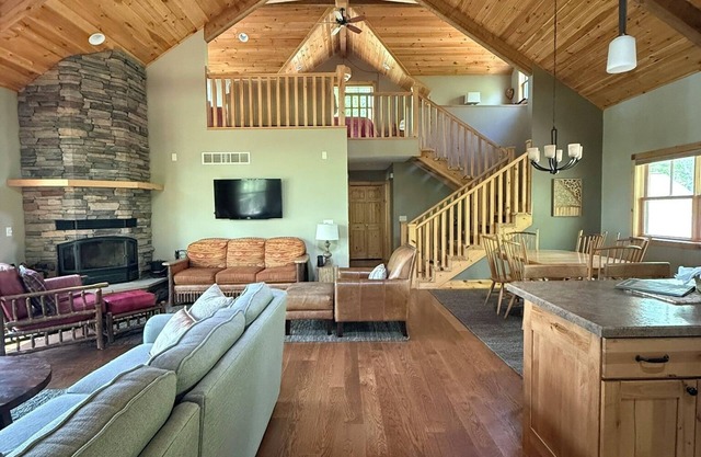 Peaceful Lakefront Cabin w/Sauna & Loft-pet friendly