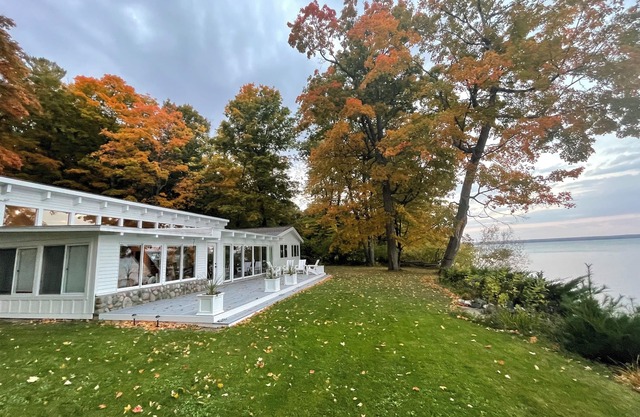 Peaceful lakefront cottage, Prime location, Nature Preserve at your back door