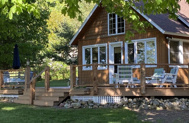 Peaceful, lakeside cabin near Mackinac - perfect place to see the Fall Colors