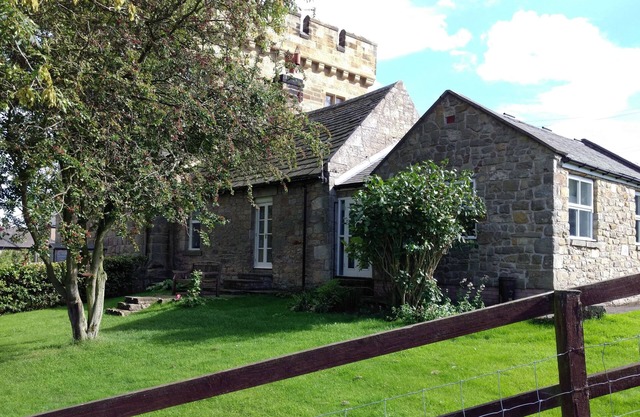 Peaceful Listed Cottage attached to Pele Tower with log stove