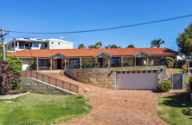 Peaceful location near beach, beautiful Mawson park and shops