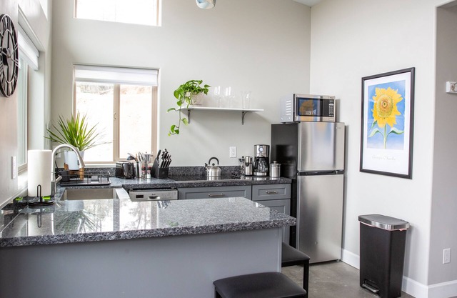 Peaceful Mountain Casita-next to hiking trails and close to downtown