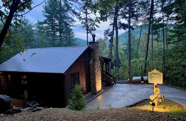 Peaceful Mountain Escape with Hot Tub, Fire Pit, Year-Round Views, Stream sounds
