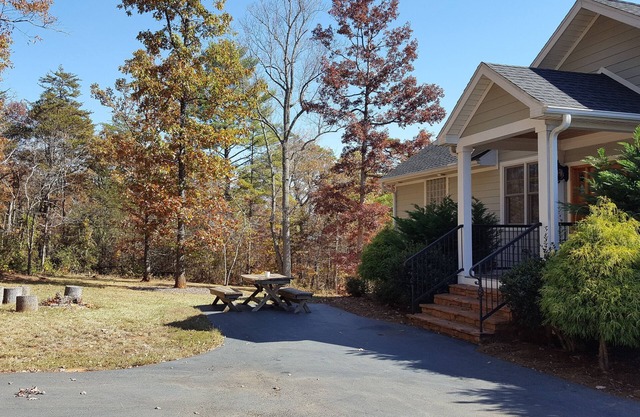 Peaceful Mountain Home. Near Downtown Asheville. Best Views. All New Everything!