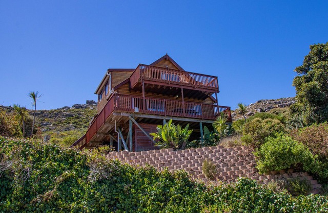 Peaceful Mountain Home with Amazing Ocean Views and Power Backup