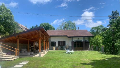 Peaceful Mountain Retreat - private guest house