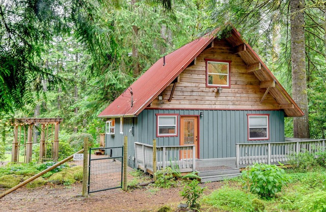 Peaceful Mt. Hood Cabin w/Hot Tub & Fire Pit!