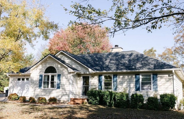 Peaceful neighborhood retreat minutes from downtown watkinsville and wire park.
