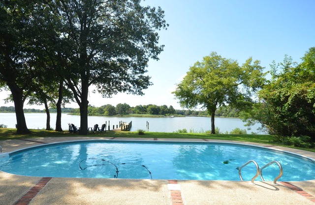 Peaceful, nestled on quiet cove, waterfront w/ dock, & Kayaks