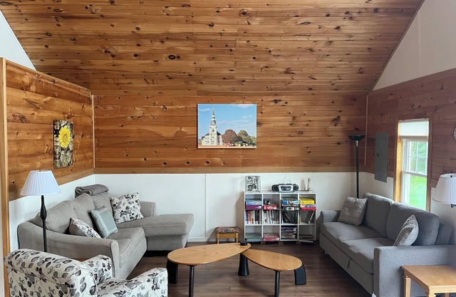 Peaceful ocean view cottage in quiet area - kid friendly private beach