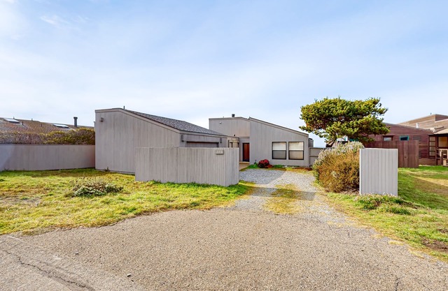 Peaceful oceanfront home with private hot tub, pool access, & views from deck