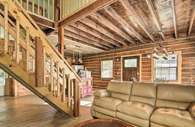 Peaceful Pet-Friendly Cabin on Nueces River!