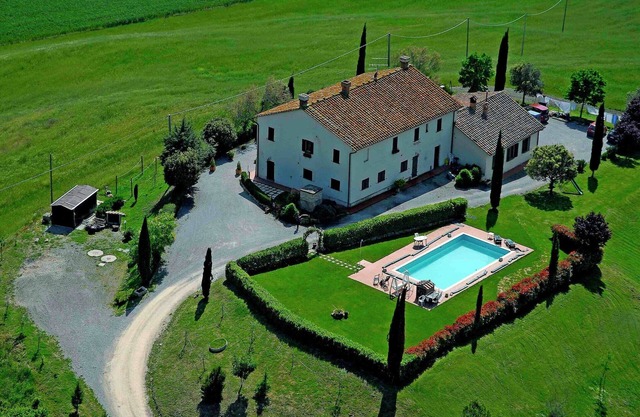 Peaceful Pienza Garden Escape