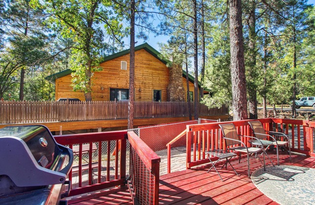 Peaceful Pinetop-lakeside Cabin w/4 Decks!