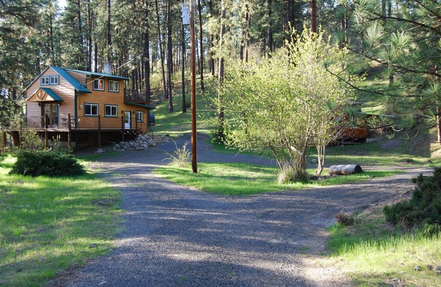 Peaceful, Private Cabin overlooking the Clearwater River. Dbl occ rates