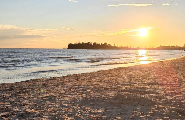 Peaceful, Relaxing Vacation starts . Close to the beach and downtown.