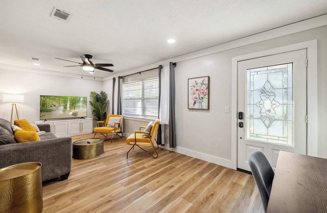 Peaceful Retreat, Pet-Friendly 5 mins to Shands & UF!