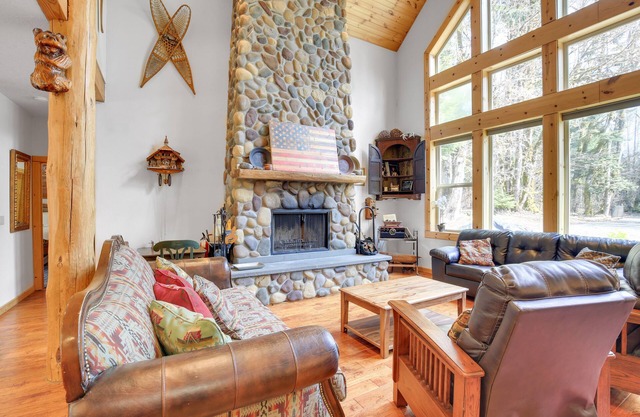 Peaceful Rhododendron Cabin w/Fire Pit & Hot Tub!