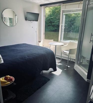 Peaceful room on a houseboat in the city centre