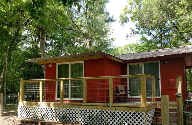 Peaceful rural cottage on small private lake