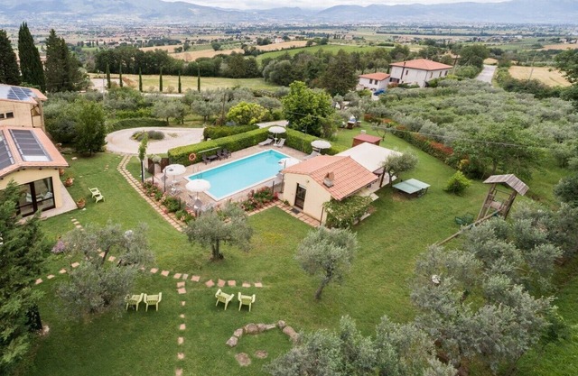 Peaceful rural countryhouse with pool close to Assisi