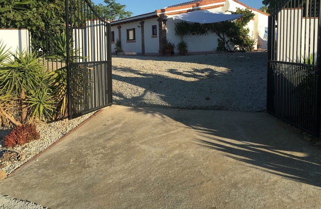 Peaceful Rustic Hideaway, Private Pool and Gorgeous Sunsets With Easy Access