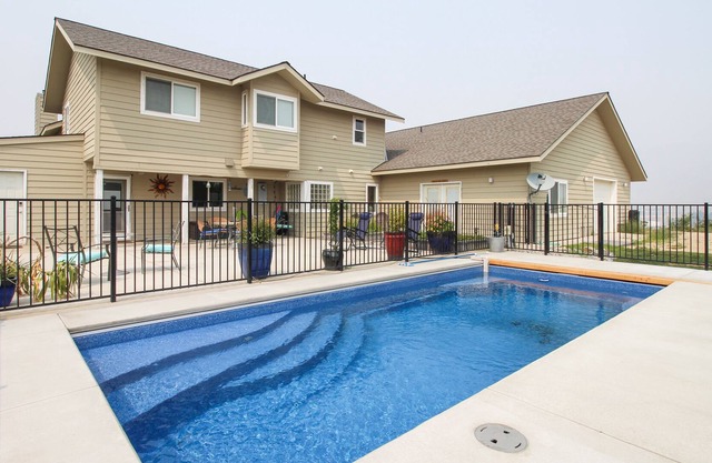 Peaceful & spacious home w/ private pool - location near lake.