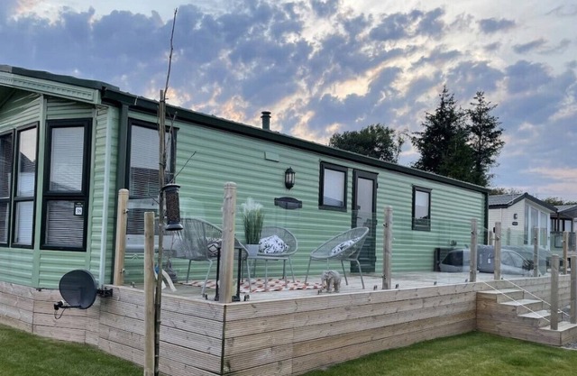 Peaceful static with hot tub 15 minutes from the beach.