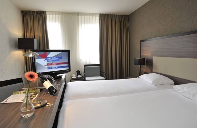 Peaceful Stay with Fast Access to Weerterbos! Onsite Dining and Parking!