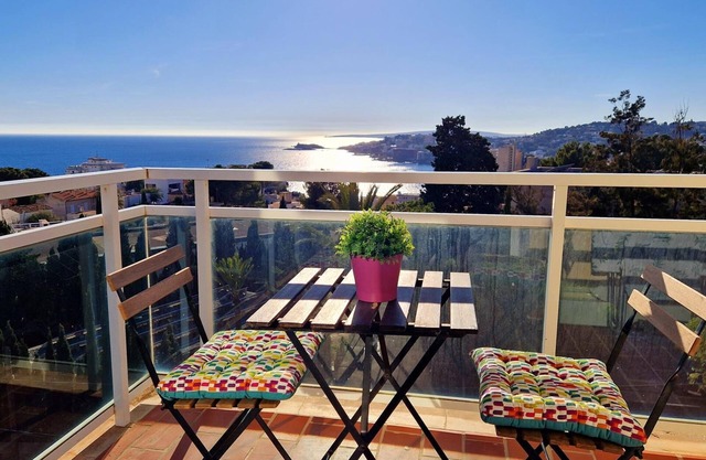 Peaceful Stay with Sea Views and Parking. 2 Bedroom Apartment in Cala Major