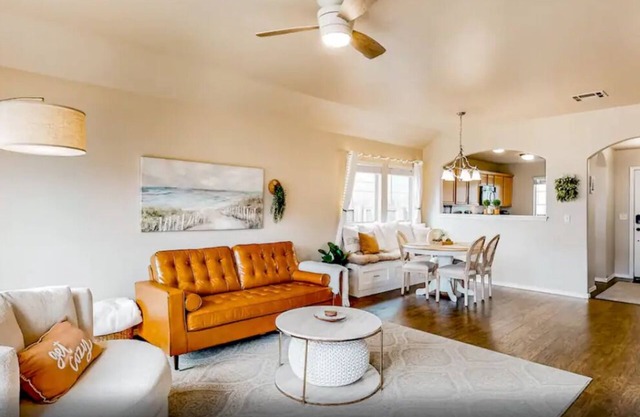 Peaceful Suburban Living in Broken Arrow with Hot Tub for Relaxation.