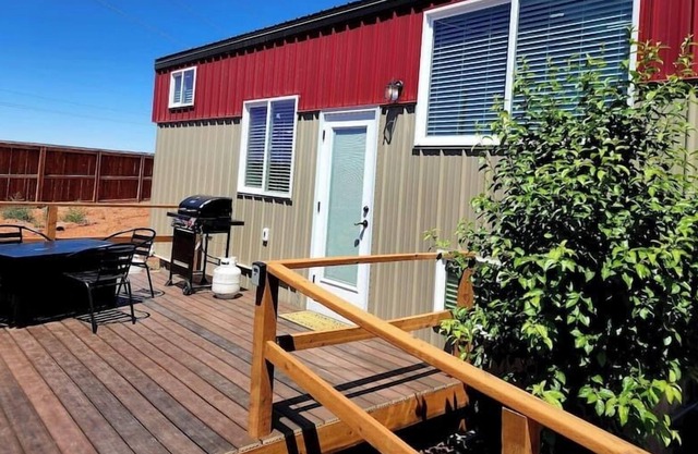 Peaceful Tiny Home with private deck-fire pit-bbq