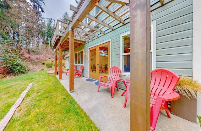 Peaceful, tree-lined home near Clinton with large yard, fireplace & Peloton