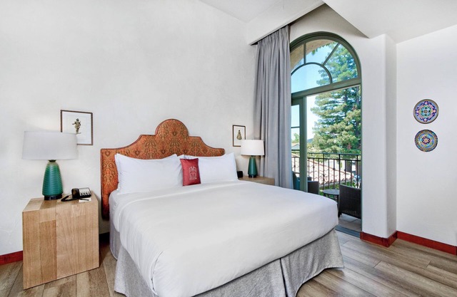 Peaceful Unit with Outdoor Pool, Free Parking & Balcony in California