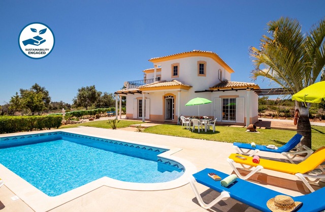 Peaceful villa w/heatable pool, Armação