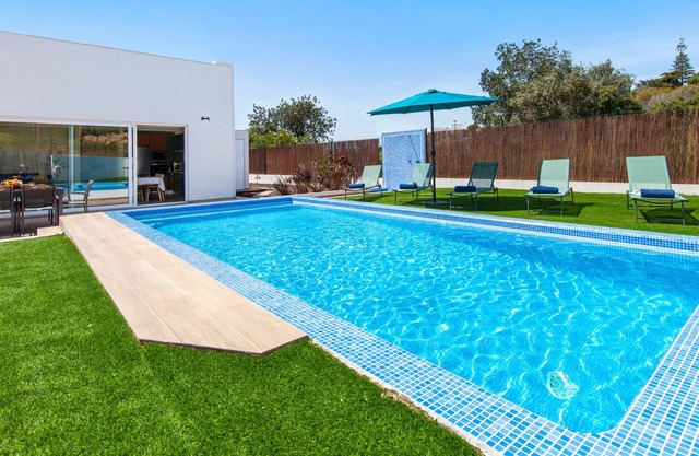 Peaceful villa w/pool, BBQ & ping-pong table
