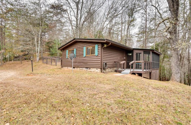 Peaceful Warne Cabin Fenced Yard and Screened Porch