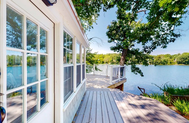 Peaceful waterfront cottage with furnished deck, beautiful view, firepit