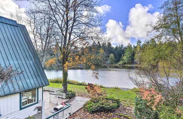 Peaceful Waterfront Cottage w/ SUPs, Kayaks & More