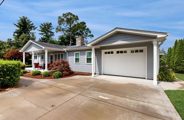 Peaceful waterfront home w/free attraction tickets, Private Dock, grill, patio