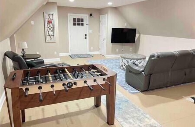 Peaceful Woods Getaway – Spacious Upper Flat
