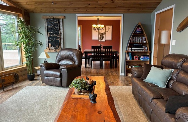 Peaceful Year Round Lakefront Getaway Nickel Lake