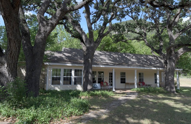 PeachTree Cottage near Lost Maples