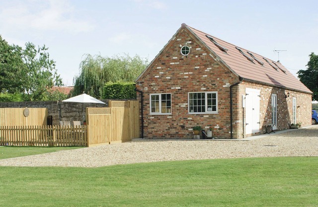 Peacock Barn - E5479