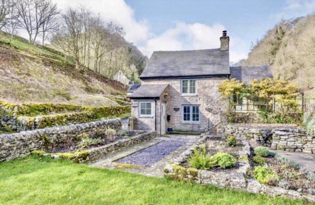 Peak District luxury cottage with stunning views in Milldale, Derbyshire Dales