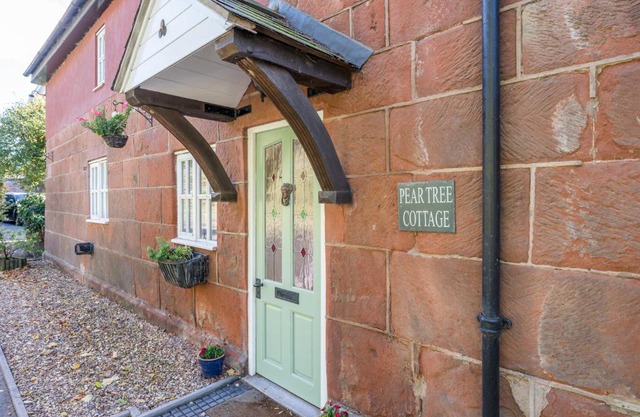 Pear Tree Cottage Courtyard