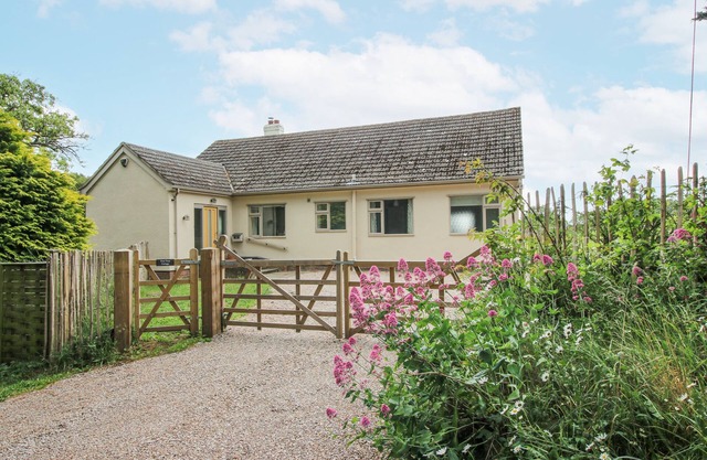 PEAR TREE COTTAGE, pet friendly, with open fire in Pulverbatch