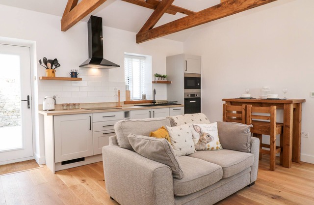 PEAR TREE COTTAGE, pet friendly, with hot tub in St Dominick