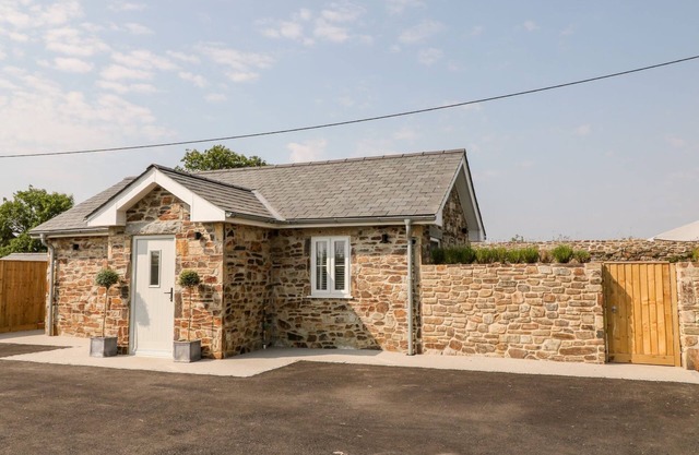 PEAR TREE COTTAGE, pet friendly, with hot tub in St Dominick
